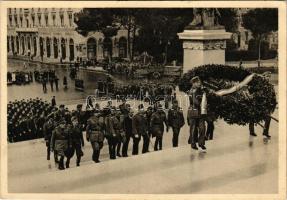 1940 Az olasz ifjúsági intézmény főparancsnokának meghívására a leventeszázad Padovában - a Duce előtt végrehajtott díszement után - Rómát is megtekintette. Nasi olasz kir. vezérkari ezredes, Natoli olasz kir. őrnagy, továbbá vitéz Szabó László m. kir. vezérkari ezredes, római katonai attasé jelenlétében a leventeszázad kísérő tisztje - vitéz Loósy Alajos alezredes - az "Ismeretlen Katona Sírját" 1940. október 15-én megkoszorúzta / Hungarian Paramilitary Youth Organization (Levente) meeting G.I.L. (Italian fascist youth organization) members in Rome (EK)
