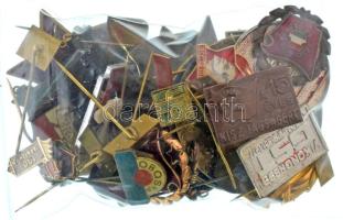 Kb. 40db-os vegyes magyar és külföldi, főleg jelvényből álló tétel T:vegyes Cca. 40pcs mixed Hungarian and foreign lot, mostly badges C:mixed