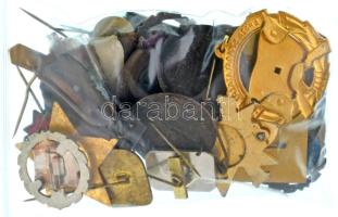 Kb. 40db-os vegyes magyar és külföldi, főleg jelvényből álló tétel T:vegyes
Cca. 40pcs mixed Hungar...