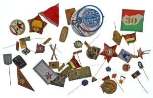 Kb. 40db-os vegyes magyar és külföldi, főleg jelvényből álló tétel T:vegyes Cca. 40pcs mixed Hungarian and foreign lot, mostly badges C:mixed