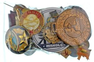 Kb. 40db-os vegyes magyar és külföldi, főleg jelvényből álló tétel T:vegyes Cca. 40pcs mixed Hungarian and foreign lot, mostly badges C:mixed