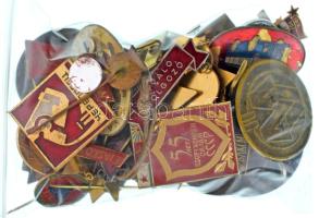 Kb. 40db-os vegyes magyar és külföldi, főleg jelvényből álló tétel T:vegyes
Cca. 40pcs mixed Hungar...