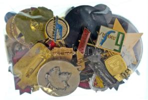 Kb. 40db-os vegyes magyar és külföldi, főleg jelvényből álló tétel T:vegyes
Cca. 40pcs mixed Hungar...