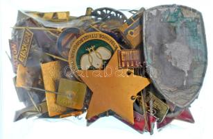 Kb. 40db-os vegyes magyar és külföldi, főleg jelvényből álló tétel T:vegyes Cca. 40pcs mixed Hungarian and foreign lot, mostly badges C:mixed