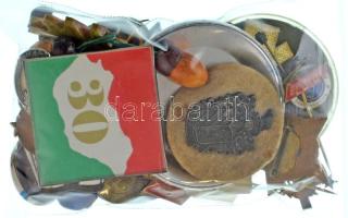 Kb. 40db-os vegyes magyar és külföldi, főleg jelvényből álló tétel T:vegyes
Cca. 40pcs mixed Hungar...