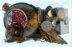 Kb. 40db-os vegyes magyar és külföldi, főleg jelvényből álló tétel T:vegyes Cca. 40pcs mixed Hungarian and foreign lot, mostly badges C:mixed