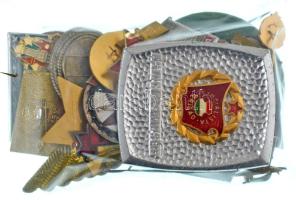 Kb. 40db-os vegyes magyar és külföldi, főleg jelvényből álló tétel T:vegyes
Cca. 40pcs mixed Hungar...