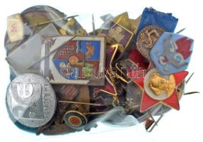 Kb. 40db-os vegyes magyar és külföldi, főleg jelvényből álló tétel T:vegyes
Cca. 40pcs mixed Hungar...