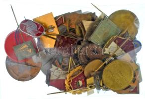 Kb. 40db-os vegyes magyar és külföldi, főleg jelvényből álló tétel T:vegyes
Cca. 40pcs mixed Hungar...