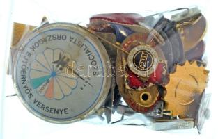 Kb. 40db-os vegyes magyar és külföldi, főleg jelvényből álló tétel T:vegyes Cca. 40pcs mixed Hungarian and foreign lot, mostly badges C:mixed