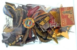 Kb. 40db-os vegyes magyar és külföldi, főleg jelvényből álló tétel T:vegyes
Cca. 40pcs mixed Hungar...