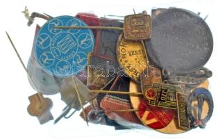 Kb. 40db-os vegyes magyar és külföldi, főleg jelvényből álló tétel T:vegyes
Cca. 40pcs mixed Hungar...