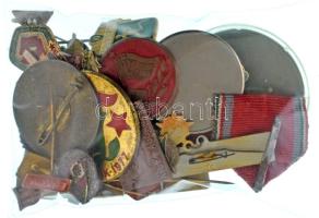 Kb. 40db-os vegyes magyar és külföldi, főleg jelvényből álló tétel T:vegyes
Cca. 40pcs mixed Hungar...