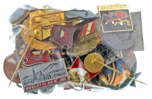 Kb. 40db-os vegyes magyar és külföldi, főleg jelvényből álló tétel T:vegyes
Cca. 40pcs mixed Hungar...