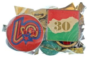 Kb. 40db-os vegyes magyar és külföldi, főleg jelvényből álló tétel T:vegyes
Cca. 40pcs mixed Hungar...