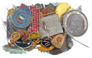 Kb. 40db-os vegyes magyar és külföldi, főleg jelvényből álló tétel T:vegyes
Cca. 40pcs mixed Hungar...