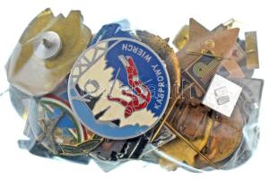 Kb. 40db-os vegyes magyar és külföldi, főleg jelvényből álló tétel T:vegyes Cca. 40pcs mixed Hungarian and foreign lot, mostly badges C:mixed