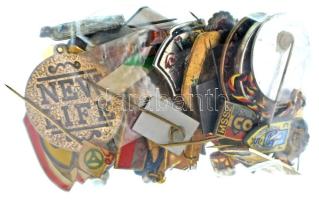 Kb. 40db-os vegyes magyar és külföldi, főleg jelvényből álló tétel T:vegyes
Cca. 40pcs mixed Hungar...