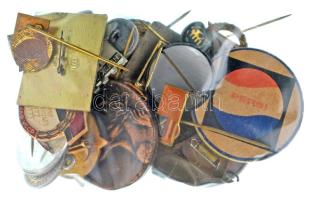 Kb. 40db-os vegyes magyar és külföldi, főleg jelvényből álló tétel T:vegyes
Cca. 40pcs mixed Hungar...