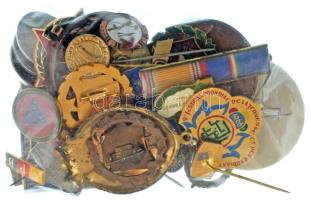 Kb. 40db-os vegyes magyar és külföldi, főleg jelvényből álló tétel T:vegyes
Cca. 40pcs mixed Hungar...