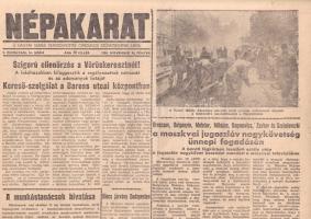 [Folyóirat, 1956.] Népakarat. A Magyar Szabad Szakszervezetek Országos Szövetségének lapja. I. évfolyam, 16. szám. (1956. november 30.) (Budapest), 1956. (Athenaeum Nyomda). [6] p. Folio. Az 1956-os forradalom napjaiban létrejött szakszervezeti lap, a Népakarat egészen 1958-ig létezett. Feltehetően szerkesztőségi hatalomátvétel után megjelent lapszámunk írásai kettős természetűek. A név nélkül megjelent írások elismerik a forradalom eredményeit, méltatják a munkástanácsok munkáját, ám a kötelező körökön kívül a Kádár-hitű nyilatkozóknak biztosít megszólalási lehetőséget. E megnyilvánulások elítélik az ellenforradalmár törekvéseket, hírt adnak arról, hogy fizetési prémiumban azok a gyári munkások részesülnek, akik a munkát 1956 októberében és novemberében nem függesztették fel [azaz nem csatlakoztak a forradalomhoz]. Oldalszámozáson belül néhány fényképpel. A tartalomból: Egész népünk aranytartaléka akarunk lenni! Ellenforradalmi erők nem kerülhetnek közénk: nyilatkozták az egyetemi fiatalság képviselői -- Kiknek jár a novemberi fizetés? -- Az Állami Biztosító megtéríti az üvegkárokat -- Munkába kezdtek a telefon-gengszterek -- Megszaporodott a részegek száma -- Jó kezekben a gázgyár igazgatása -- Nemzeti függetlenség és társadalmi haladás. Jó állapotú lap, hajtogatva.