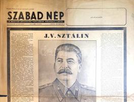 [Folyóirat] Sztálin meghalt. A Szabad Nép különkiadása. (1953. március 6.) [Budapest], 1953. [Szabadság Lapkiadóvállalat - Szikra Lapnyomda]. Egyetlen levél, mérete: 595x420 mm. Joszif Visszarionovics Sztálin (1878-1953), a Szovjetunió Minisztertanácsának elnöke, a Szovjetunió Kommunista Pártja Központi Bizottságának titkára 1953. március 5-én elhunyt. A Szabad Nép egyleveles, gyászkerettel övezett, Sztálin portréjával díszített, egyetlen oldalán nyomott, így falragasznak is alkalmas különkiadása az SZKP Központi Bizottságának nevében búcsúzik a generalisszimusztól, a munkások, kolhozparasztok és értelmiségiek forrón szeretett vezetőjétől. A gyászlevél felsorolja a vezető múlhatatlan érdemeit, méltatja a szovjet állam megteremtésében, a második világháború megnyerésében betöltött szerepét. A gyászlevél mellett Sztálin orvosi zárójelentése, a szovjet egészségügyi miniszter, valamint más szovjet akadémikusok aláírásával. Jobb oldalt ismeretlen szerzőtől származó nekrológ, amely megrendült hangon nevezi a szovjet vezért minden élők legnagyobbikának. Különszámunk jobb alsó sarkában apró hiány, a lapszélen apró, a szövegtükröt nem érintő repedésnyom, a hajtások mentén szakadásnyomok. Emlékezetes retorikájú, történelmi jelentőségű dokumentum. Korának megfelelő állapotú lap, hajtogatva.