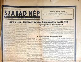 [Folyóirat] Sztálin elvtárs a ravatalon. A Szabad Nép lapszáma Sztálin moszkvai temetése és budapesti gyászszertartása alkalmából. I. P. Berija elvtárs beszéde. V. M. Molotov elvtárs beszéde. Gerő Ernő elvtárs beszéde. Muszka Imre Kossuth-díjas esztergályos elvtárs beszéde. Sztálinváros küldöttének beszéde. (1953. március 10.) (Budapest), 1953. Szabadság Lapkiadóvállalat - Szikra Lapnyomda. 4 p. Folio. Joszif Visszarionovics Sztálin (1878-1953), a Szovjetunió Minisztertanácsának elnöke, a generalisszimusz 1953. március 5-én elhunyt. Halálhírét másnap különkiadásban tette közzé a Szabad Nép, a Magyar Dolgozók Pártjának központi lapja. Felvételekkel illusztrált lapszámunk a márciusi 9-i moszkvai gyászszertartással foglalkozik, közli a beszédeket, Berija és Molotov elvtárs beszédét, valamint név szerint felsorolja, hogy mely kormányküldöttségek vettek részt a halotti meneten. A magyar küldöttséget Rákosi Mátyás vezette, a legmagasabb szinten képviselték államukat a szovjet blokk országai is, mellettük Finnország államfője jelent meg. Nagy-Britanniából a moszkvai követet kérték fel, az Amerikai Egyesült Államok nem vett részt a megemlékezésen. Erről a lap nem ejt szót, helyette a budapesti Sztálin-téren tartott gyászszertartástól olvashatni, az eseményen Gerő Ernő elvtárs vázolta a veszteség mértékét. A továbbiakban különféle gyárak részvét-táviratai, illetve költemény a halott tiszteletére. A magyar mozik Sztálin életét bemutató filmeket vetítettek. [Berija elvtárs nekrológjának különös pikantériát ad az a korszakban is elterjedt szóbeszéd, miszerint maga Berija mérgezte meg Sztálint; ennek valóságtartalma máig találgatások tárgya, ám a módszer a szovjet hatalomgyakorlás világától nem idegen.] Lapszámunk nyitóoldalának alján kisebb hiány, oldalt kézi satírozás, belíve egy oldalán széljegyzet. A hajtások mentén apróbb szakadások, repedésnyomok, a lapszélen apróbb gyűrődések. Korának megfelelő állapotú lapszám, hajtogatva.