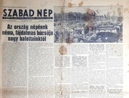 [Folyóirat, 1956.] Az ország népének fájdalmas búcsúja nagy halottainktól. A Szabad Nép lapszáma Rajk László és társai százezres tömeg kíséretében lezajlott újratemetése alkalmából. (1956. október 7.) Budapest, 1956. Szabadság Lapkiadó Vállalat - Szikra Lapnyomda. 6 p. Folio. A központi pártlap, a Szabad Nép lapszáma a rehabilitált Rajk László százezres tömeg kíséretében lezajlott újratemetésről számol be. Rajk Lászlót, az egykori kommunista politikust, a teljhatalmú belügyminisztert (1946-1948) és külügyminisztert (1948-1949) a kommunista párton belüli leszámolások keretében, Rákosi Mátyás kezdeményezésére, koholt vádak alapján letartóztatták, perbe fogták és kivégezték. A széles nyilvánosságot kapott tárgyalást 1949 őszén a rádió is közvetítette. A kivégzett Rajk László rehabilitálása hosszú folyamat eredménye volt. Sztálin 1953. évi halálán, valamint helytartójának, Rákosi Mátyásnak ebből következő lefokozásán kívül szükség volt arra is, hogy Hruscsov Sztálint megtagadó beszéde kiszivárogjon az SZKP XX. kongresszusáról. Az 1956 tavaszán kipattant beszéd nyomán több szocialista országban a korábbi sztálinista terror módszertanának felülvizsgálatára került sor, Rákosi Mátyás és klikkje így végképp kellemetlenné vált az állampárt számára. E jelenségek következtében került sor Rákosi Mátyás egykori riválisának, Rajk Lászlónak rehabilitálására. Az 1956. október 6-i Rajk-újratemetésen százezres tömeg jelent meg: ez az 1956. október eleji esemény, mely a terror, a sztálinizmus és a tervgazdasági kivéreztetés elleni néma tüntetéssé vált, sokban hozzájárult október 23-hoz, a forradalom kirobbanásához. Lapszámunk Apró Antal és Münnich Ferenc gyászbeszédeit közli. A címlapon az újratemetés képsorai. Néhány oldalon kisebb foltosság, a hajtás mentén kisebb sérülések. Jó állapotú lapszám, hajtogatva.