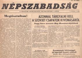 [Folyóirat, 1956.] Népszabadság. A Magyar Szocialista Munkáspárt lapja. I. évfolyam, 2. szám. (1956. november 3.) [Azonnal tárgyalni kell a szovjet csapatok kivonásáról, üzente Nagy Imre.] Budapest, 1956. Budapesti Lapnyomda. 4 p. Folio. A Népszabadság a szovjet fegyverek segítségével helyzetbe hozott Kádár János új pártjának, az október 31-én létesült MSZMP-nek a hivatalos lapja. Jóllehet Kádár János november 1-jén rádióbeszédet intézhetett a néphez, beszéde még nem kormánybeszéd volt: kormányra jutása a fennálló Nagy Imre-kormány jelenlétében még volt bizonyos. Ennek jegyében a Népszabadság első lapszámaiban békülékeny, lojális hangot üt meg, elismeri a Nagy Imre-kormány eredményeit és határozatait, kilépésünket a Varsói Szerződésből, kinyilvánított semlegességünket. Lapszámunk közli Nagy Imrének az ENSZ főtitkárához címzett levelét, melyben a nagyhatalmak segítségét kéri Magyarország semlegességének garantálásához. Legfőbb üzenete azonban vezércikkében található, ez az MSZMP számára ácsol erkölcsi alapzatot, frissen alakult pártként elhatárolódik az MDP-től, a sztálinizmus gyakorlatától, a Rákosi-Gerő-klikket bűnösként nevezi meg, önmagát demokratikusként, alulról szerveződőként és a munkásosztály érdekében cselekvőként határozza meg. Legemlékezetesebb állítása szerint semmilyen szervezet, és semmilyen katonai erő nem támogatja a megtisztult pártot, illetve nincs kapcsolata az MDP vezetőségével (természetesen mindkét állítás hamis, amint arra néhány napon belül fény derült). További cikkek az MSZMP-szervezetek megalakulásáról, illetve a sztrájk beszüntetésének, a munka felvételének égető szükségéről. A lapszéleken apró sérülések. Jó állapotú lapszám, hajtogatva.