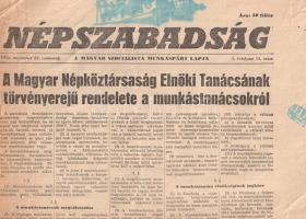[Folyóirat, 1956.] A Magyar Népköztársaság törvényerejű rendelete a munkástanácsokról. A Népszabadság lapszáma a megtorlás napjaiból. I. évfolyam. 15. szám (1956. november 22). Budapest, 1956. Magyar Szocialista Munkáspárt - Budapest Lapnyomda. 4 p. Folio. Lapszámunk teljes terjedelemben közli a munkástanácsokra vonatkozó jogi szabályozás szövegét. Mellette Josip Broz Tito jugoszláv vezető politikai áttekintése olvasható. A címlapon a Kossuth-címert ábrázoló, ismeretlen kéztől származó grafika. Korának megfelelő állapotú lap, a lapszéleken és a hajtás mentén szakadásnyomokkal.