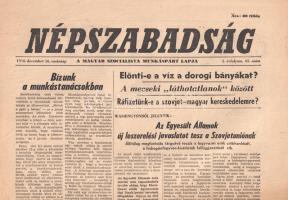[Folyóirat, 1956.] Interjú a mecseki "láthatatlanok" egyikével. Fegyverrejtegetők a statáriális bíróság előtt. Szeretettel várjuk hazatérő honfitársainkat! A Népszabadság lapszáma a megtorlás napjaiból. I. évfolyam, 35. szám (1956. december 16.) Budapest, 1956. Magyar Szocialista Munkáspárt - Budapesti Lapnyomda. 12 p. Folio. Népszabadság-számunk tendenciózus riportsorozatba kezd. November 4-e után a forradalom fővárosi központjait eltiporták, ám az ellenállás vidéken több helyen folytatódott: Baranyában a mecseki láthatatlanok néven ismert csoport még hónapokig folytatta harcait. Lapszámunk riportja a mecseki láthatatlanok közé keveredő bányász fiatal történetét közli. Az interjú alanya lapszámunk tálalásában megtévesztett, eseményekkel sodródó, csekély értelmű fiatalnak tűnik, ez a bemutatási módszer pedig remek lehetőséget teremt arra, hogy az ellenállást magát értelmetlennek mutassa be, titokzatos és kiismerhetetlen vezetőjét pedig ördögi vonásokkal ruházza fel. Lapszámunk másik, kimondatlan sugalmazásokkal teli cikke a rövid riport a nickelsdorfi határállomásról, ahol a hazatérni vágyódó honfitársak erkölcsi magaslaton tündökölnek, az új magyar vezetést elítélő honfitársak pedig különféle bűnökben, elsőként is hazaárulásban jeleskednek. Népszabadság-számunk további cikkei fegyverrejtegetők és üzérkedők elleni harcra hívnak. A tartalomból: Bízunk a munkástanácsokban -- A rendőrség tagjai mindenkor a törvényben előírt szabályok szerint járnak el -- Alakulnak az MSZMP alapszervezetek Komárom megyében -- Ráfizetünk-e a szovjet-magyar kereskedelemre? -- Akiknek 200 holdas kulákbirtok kellene. Példányunk egyes levelein kisebb szakadásnyomok, az első két levélen a hajtás mentén kisebb repedések. Jó állapotú lapszám, hajtogatva.