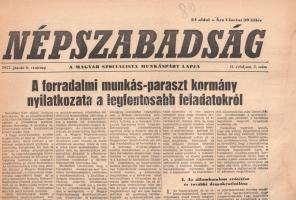 [Folyóirat, 1956.] A forradalmi munkás-paraszt kormány nyilatkozata a legfontosabb feladatokról. A Népszabadság lapszáma a megtorlás napjaiból. II. évfolyam, 5. szám. (1957. január 6.) Budapest, 1957. Hírlapkiadó Vállalat - Budapesti Lapnyomda. 24 p. Folio. Lapszámunk a legfontosabb feladatként az államhatalom erősítését jelöli meg. Stílusmutatvány: "Az imperialisták és az ellenforradalmárok fegyveres felkeléssel, majd ennek meghiúsulása után demagóg jelszavakkal folytatott politikai támadásokkal és provokációkkal minden erejüket arra összpontosították, hogy megsemmisítsék, bomlasszák és gyengítsék a magyar munkás-paraszt államot, annak központi és helyi szerveit". A Népszabadság januári száma (korábbi számaival ellentétben) már nem méltatja Nagy Imrét, épp ellenkezőleg: a forradalmat már reakciós célzatú ellenforradalomként értelmezi. Egy rövid jegyzet az országot elhagyók erkölcsi felelőtlenségére, érzéketlenségére hivatkozik, egy rövid olvasói levél pedig a frissen felállt karhatalmat, a Munkásőrséget ünnepli. A Kádár-kormány megszilárdulásának napjaiban kiadott lapszám humorrovattal is bír, illetve röviden elmagyarázza a rövidesen bevezetendő új tömeges szerencsejáték, a lottó szabályait. Oldalszámozáson belül szövegközti grafikákkal. Jó állapotú lapszám, hajtogatva, a hajtás mentén apró szakadásnyomokkal.