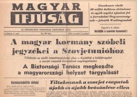 [Folyóirat, 1956.] A magyar kormány szóbeli jegyzékei a Szovjetunióhoz. Tiltakozunk a szovjet csapatok újabb beözönlése ellen. Nagy Imre üzenete az ENSZ főtitkárához. A Magyar Ifjúság lapszáma. I. évfolyam, 3. szám. (1956. november 3.) Budapest, 1956. Ifjúmunkások Forradalmi Tanácsa (Budapesti Lapnyomda). 4 p. 1956 októbere a magyar sajtópiacon is jelentős változásokat hozott. Korábbi lapok alakultak át, szerkesztőségek váltottak nevet és világnézetet. A korábban Szabad Ifjúság néven ismert ifjúságnevelő politikai hetilap a forradalomban a Magyar Ifjúság nevet nyerte el, kiadója az MDP ifjúsági szervezete helyett az ifjúmunkások forradalmi tanácsa. A teljes erejével Nagy Imre kormánya mellett kiálló lap a forradalom híreit közli. A tartalomból: Legújabb jelentések szovjet csapatmozdulatokról -- Kormányátalakítás várható -- Megbízunk Nagy Imrében, mondta Bécsben Kéthly Anna -- Rágalmaz a román rádió -- A lengyelek szenet és élelmiszert adnak -- A közellátás kielégítő, ma megindul az autóbusz-forgalom -- Hogyan történjék az új gazdasági vezetők munkába állítása? Jó állapotú lap, hajtogatva.