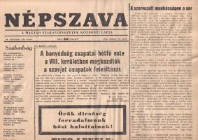 [Folyóirat, 1956.] Népszava. A magyar szakszervezetek központi lapja a forradalom napjaiból. 84. évfolyam, 256. szám. (1956. október 30.) Budapest, 1956. (Athenaeum Nyomda). [6] p. Folio. A nagy múltra visszatekintő baloldali lap, a szakszervezeti munkásság lapja a forradalom első napjaitól kezdve a szabadságharcosok oldalára állt. Október 23-án és 25-én, az események jelentőségére való tekintettel két kiadással is jelentkezett. Október 30-i lapszámának vezércikke a szabadság legszebb napjaiként határozza meg az elmúlt napokat, kiáll a munkás önkormányzatiság intézménye mellett, sürgeti a Rákosi-Gerő-Hegedüs-klikk teljes eltávolítását a hatalomból, üdvözli a Nagy Imre-kormány intézkedéseit, abban is kiemelten a korábbi moszkovita terrorszervezet, az Államvédelmi Hatóság azonnali feloszlatását. Szociáldemokrata lapszámunk ismételten cáfolja azokat a rémhíreket és rágalmakat, melyek reakciós puccskísérletnek nevezik az elmúlt napokat, egyszerre határolódik el a bankárok és gyárigazgatók, illetve a moszkovita elvtársak országlásának gyakorlatától. Meglátása szerint a kormányzati hatalmon túli irányítást az öntudatos, önszabályozó és önkormányzatisággal rendelkező munkástanácsok kezébe kell adni. A tartalomból: A szervezett munkásságon a sor -- A honvédség csapatai hétfő este a VIII. kerületben megkezdték a szovjet csapatok felváltását -- A munkástanácsok megalakulása, működése és feladata -- Tűnjenek el a Rákosi-rendszer kiszolgálói a közéletből -- Igazsághoz hű tájékoztatást a Magyar Rádióban -- Egyetemi autonómiát! -- Joszip Broz Tito állásfoglalása -- A Lengyel Egyesült Munkáspárt levele -- A Kossuth-címer bevezetése -- Paul Éluard: Szabadság. Példányunk levelein enyhe hullámosság. Jó állapotú lapszám, hajtogatva, a hajtás mentén apró szakadásnyomokkal.
