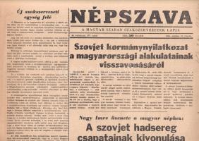 [Folyóirat, 1956.] Nagy Imre üzenete a magyar néphez: A szovjet hadsereg csapatainak kivonulása megkezdődött. A Népszava lapszáma a forradalom napjaiból. 84. évfolyam, 257. szám. (1956. október 31.) Budapest, 1956. Athenaeum Nyomda. [6] p. Folio. A nagy múltra visszatekintő baloldali lap, a szakszervezeti munkásság lapja a forradalom első napjaitól kezdve a szabadságharcosok oldalára állt. Október 23-án és 25-én, az események jelentőségére való tekintettel két kiadással is jelentkezett. Október 31-i lapszáma a forradalom legfontosabb híreként Nagy Imre üzenetét közli, amely szerint a szovjet csapatok kivonásáról tárgyalások kezdődtek. Horváth Zoltán szerkesztő vezércikke az 1948-ban létrejött MDP történelmi bűneiről értekezik. Lapszámunk közli a kormány részéről Nagy Imre, az kisgazdapárt részéről Tildy Zoltán, a Nemzeti Parasztpárt részéről Erdei Ferenc, az MDP részéről Kádár János rádióbeszédét. Az egypártrendszer eltörlését és a szabad választások megtartását, a szovjet csapatok kivonását kimondó Nagy Imre-beszéd után Tildy Zoltán a begyűjtési rendszer megszüntetéséről szól, valamint a további vérontás megelőzését, a rend fenntartását kéri a forradalom ifjúságától. Erdei Ferenc szintén a béke érdekében szól, Kádár János pedig döntően párthíveihez intézi szavait, igen kevés konkrétummal. A tartalomból: Új szakszervezeti egység felé -- Szerdán virradatig befejezik a szovjet csapatok kivonását Budapestről -- Kedvező légkörben folynak a tárgyalások a kormány és a forradalmi erők képviselői között -- Romok, üszkök, sebek földjén: Astoria, Üllői út, Nagyvárad tér -- Mi történt a Köztársaság téren? -- Szemtől szemben Farkas Mihállyal és Vladimirral. Az oldalak alján hazafias jelszavak: Forradalmi munkástanácsot minden üzembe! Soha többé önkényt, elnyomást! Munkások! Be a forradalmi nemzetőrségbe! Dicsőség a demokratikus felkelés hőseinek! Jó állapotú lapszám, hajtogatva, a hajtás mentén apró szakadásnyomokkal.