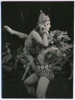 Sába c. balett előadás. Kertész Gyula pecséttel jelzett fotója 9x12 cm