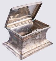 Ezüst (Ag) cukordoboz. 1844, Pesth, 13 latos, mesterjeggyel, tetején tulajdonosi megjelöléssel, kulc...