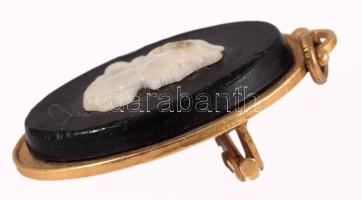 Antik kámea bross, cca 10k finomságú arany (Au) foglalattal, jelzés nélkül, bruttó 3,7g