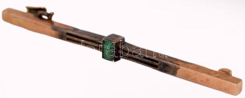 Arany (Au) melltű, 14k, jelzett, kő berakással, tűje hiányzik, h: 5,5 cm, bruttó 1,9g