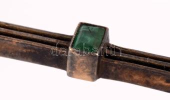 Arany (Au) melltű, 14k, jelzett, kő berakással, tűje hiányzik, h: 5,5 cm, bruttó 1,9g