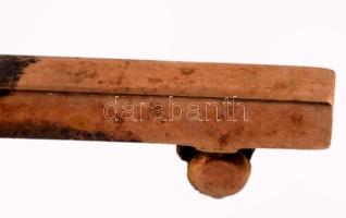 Arany (Au) melltű, 14k, jelzett, kő berakással, tűje hiányzik, h: 5,5 cm, bruttó 1,9g