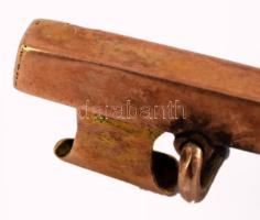 Arany (Au) melltű, 14k, jelzett, kő berakással, tűje hiányzik, h: 5,5 cm, bruttó 1,9g