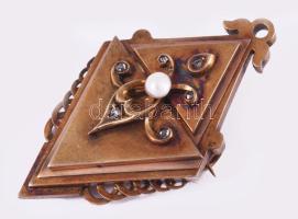 Szecessziós stílusú arany (Au) bross, 14k, 6 darab kisméretű gyémánt berakással, illetve feltehetően...