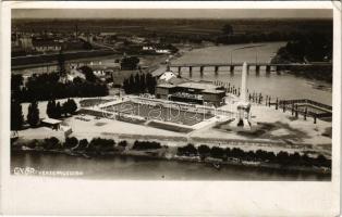 1931 Győr, Cziráky tér a versenyuszodával, fürdőzők, napozók, híd. photo (EK)