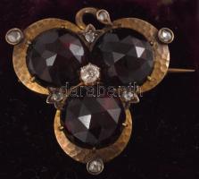 Arany (Au) bross, 3 darab nagy gránát, illetve 8 darab 0,07ct alatti gyémánt berakással, jelzett, d:...