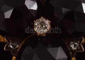 Arany (Au) bross, 3 darab nagy gránát, illetve 8 darab 0,07ct alatti gyémánt berakással, jelzett, d:...