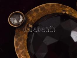 Arany (Au) bross, 3 darab nagy gránát, illetve 8 darab 0,07ct alatti gyémánt berakással, jelzett, d:...