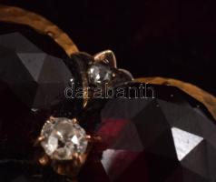 Arany (Au) bross, 3 darab nagy gránát, illetve 8 darab 0,07ct alatti gyémánt berakással, jelzett, d:...