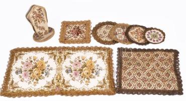 8 darabos asztalteríték szett, terítők és szalvétatartó, jó állapotban.