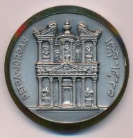 Jordánia 2000 k. "Jordan Ministry of Tourism and Antiquities / Petra, Jordan (Jordán Turisztikai és Régészeti Minisztérium / Petra, Jordánia)" ezüstpatinázott emlékérem aranyozott széllel (59mm) T:UNC Jordan cca. 2000 "Jordan Ministry of Tourism and Antiquities / Petra, Jordan" silver patinated medallion with gilded edge (59mm) C:UNC